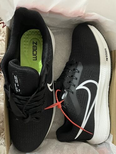 аскердик кийимдер: Кроссовки Nike Zoom, размер EU 42 (US 9, UK 8, стелька 26 см). Цвет