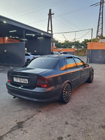 Qaşıqlar: Opel Vectra: 1.6 l | 1997 il 2500000 km Sedan