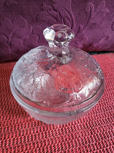 Ostalo posuđe: Bombonijera nova sa poklopcem,puno staklo. Visina. 12cm. Precnik — 3