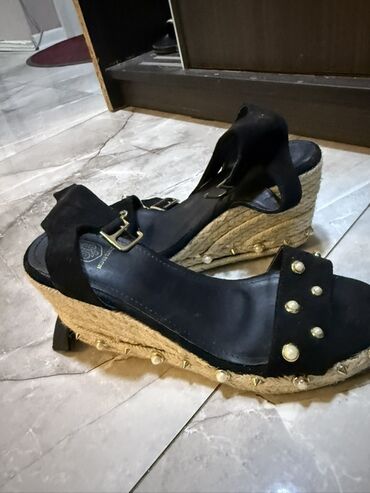 Basanoşka və səndəllər: Qadın üçün platformalı sandal - Rəng: qara - Model: zikzak bağlamalı