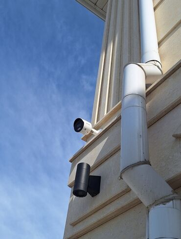 Видеонаблюдение: Белая цилиндрическая IP-камера Hikvision с кронштейном — 6