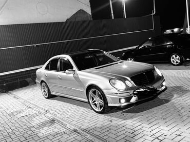 кузов мерс 202: Серебристый седан Mercedes-Benz E-класса (W211) с четырехдверным