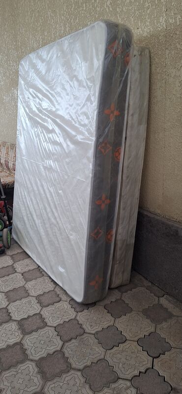 Спальные матрасы: Продаю 2 матраса: 1. Новый, 2×1.6м, полуортопед, цена 9000с. 2. Б/у в