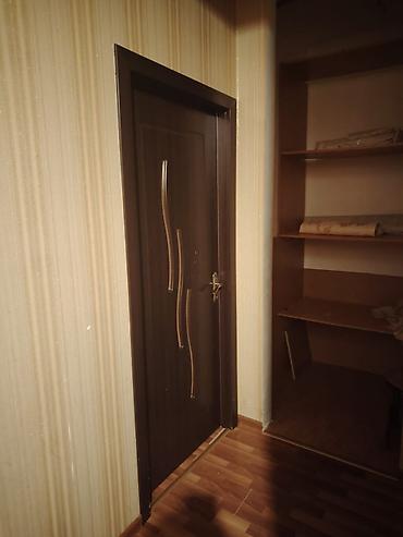 ata şəkilləri: MDF interyer qapıları – qəhvəyi rəng, minimalistik dalğavari dekor — 1