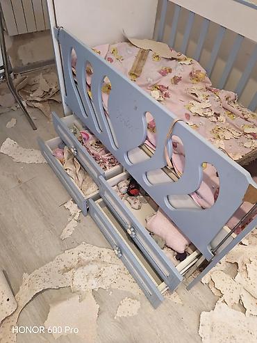 körpə yatağı: Uşaq beşiyi – taxta konstruksiya, ağ və açıq mavi rənglərdə — 2