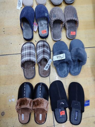 Другая мужская обувь: Мужские домашние тапочки Бодьшой ассортимент И женские тапочки И