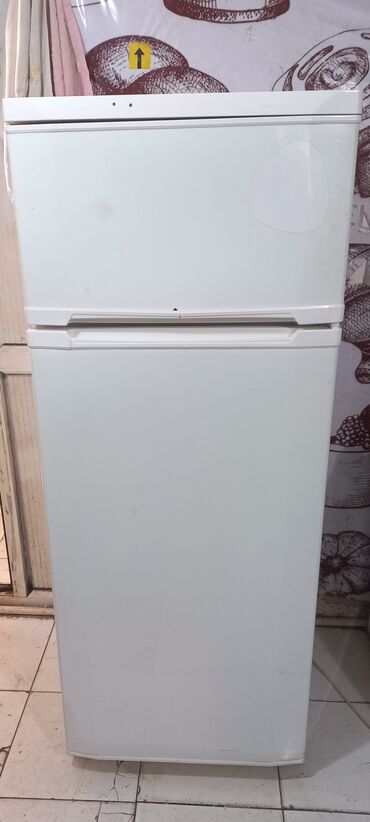 elektrik sobalar qiymeti: İki qapılı məişət soyuducusu - Üst hissədə dondurucu bölmə, metal rəf