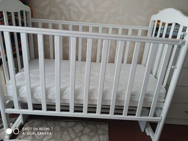 Детские кровати: Кровать кочалка с маятником. Почти новая