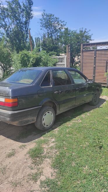 Volkswagen: Volkswagen Passat: 1988 г., 1.8 л, Механика, Газ, Седан