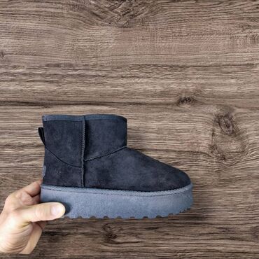 Ugg čizme: Ugg dečije čizmice crne krem kamel NOVO Novo Brojevi 35 do 36 fb — 12