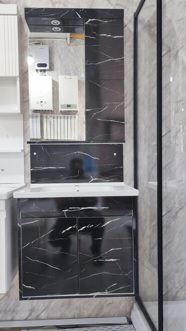 Ev üçün digər mebel: Mərmər naxışlı qara rəngli hamam mebeli dəsti. Dəstə güzgü, yuxarı