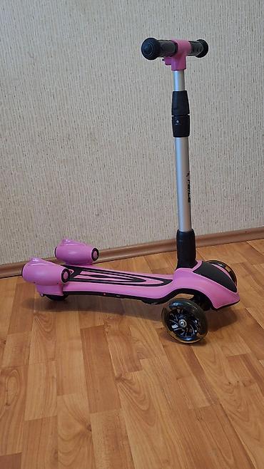 scooter icaresi: Az istifade olunub.çəhrayı tüstü buraxır.mahni çalarları var. Baha — 2