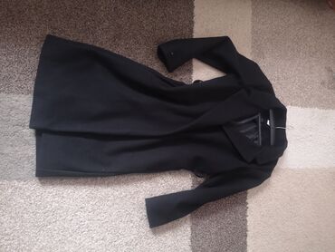 Kaputi: Ženski kaput, crne boje. Cena za jedan. Veličina M - Model na lalafo.rs — 7 Kaputi: Ženski kaput, crne boje. Cena za jedan. Veličina M - Model — 7