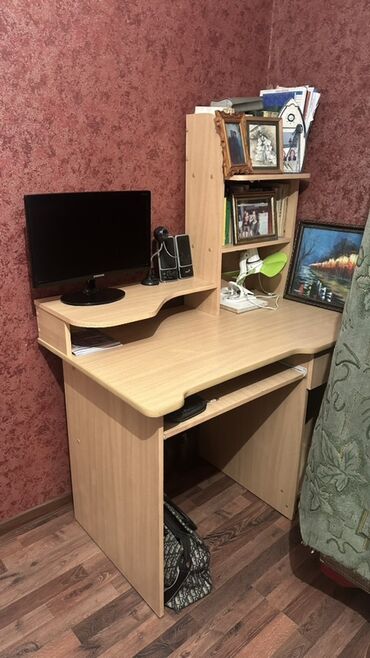 офисное кресло: Компьютерный стол, С полками