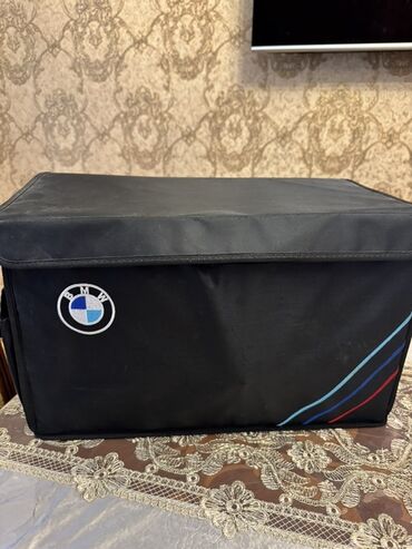 Qoşqular: BMW loqolu avtomobil baqaj təşkilatçısı - Rəng: qara, BMW loqosu və M