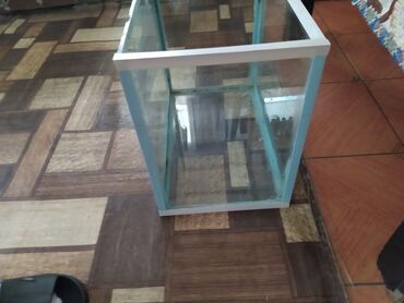 yumru akvarium: Akvaryum satılır içinde heşne yoxdu sade çərçivəsi satılır qiymet 15
