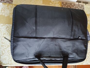 netbook çantası: Dell brendinin qara rəngli noutbuk aşağı yeridə var. samokunun biri