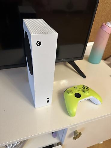 ikinci el xbox: Xbox Series S oyun konsolu. Kompakt və minimal dizayna malik ağ — 2
