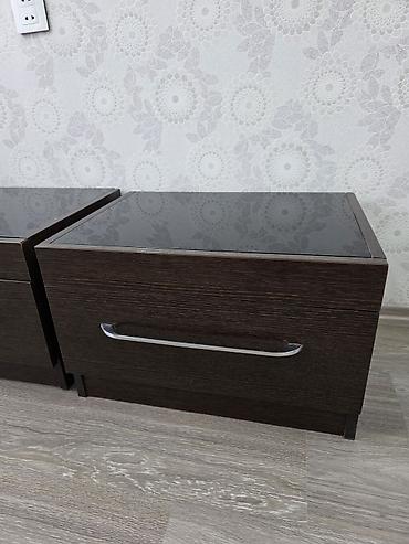 Tumbalar: Tünd qəhvəyi rəngdə, müasir dizaynlı tumbalar (2 ədəd). - Material — 1