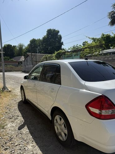 Nissan: Nissan Tiida: 1.6 l | 2012 il Sedan