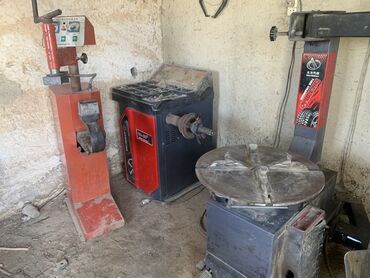 оборудование для шиномонтажа: Шиномонтажный станок для работы с автомобильными шинами. Оборудование
