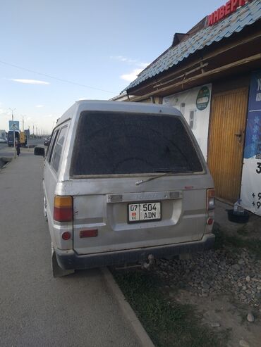 семиместные машины: Минивэн Toyota Town Ace в серебристом цвете, идеальный вариант для
