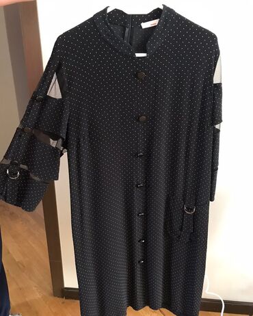 yun jaketlər: Qara rəngli, xırda ağ nöqtəli uzun kofta/kimono tipli üst geyimi. Ön