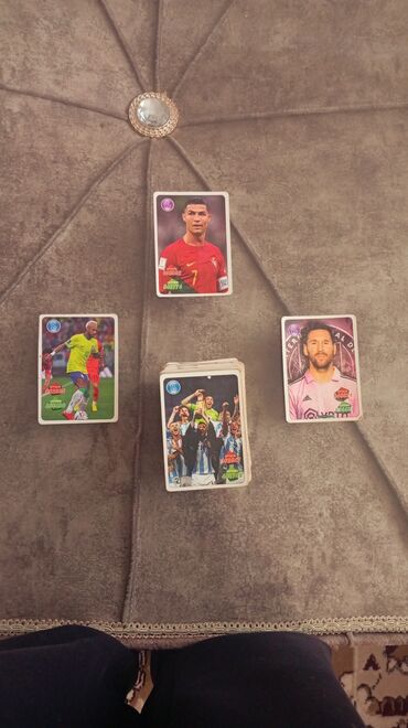 Kolleksiya kartları: Futbol kolleksiya kartları dəsti Tərkib və xüsusiyyətlər: - Tematik — 9