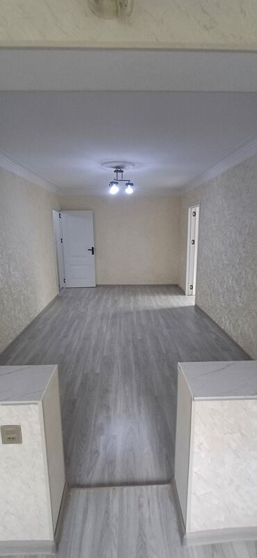 Köhnə tikili: Mənzilin təsviri - Plan: geniş zal, ayrıca yataq otağı, dəhliz və — 2