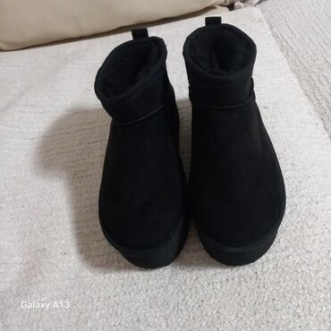 hajkir obuca: Ugg mini čizme, bоја - Crna, 37