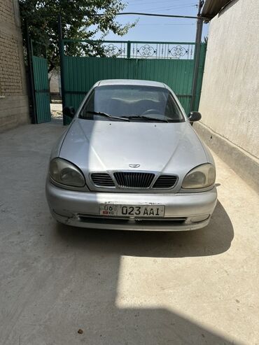 мерседес w203: Серебристый седан Daewoo Lanos, оснащенный черной радиаторной решеткой