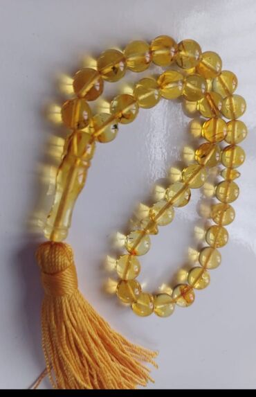 Təsbehlər: Təsbeh – kiçik kəhrəba muncuqlu, şəffaf limon tonlarda.Bütöv — 10