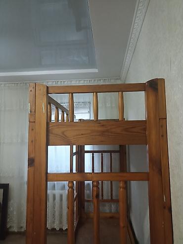 bunk bed: Двухъярусная деревянная кровать из массива (сосна). - Прочный каркас — 2