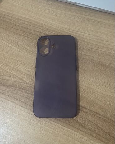 iphone 16 чехол: Силиконовый чехол фиолетового цвета, разработанный для защиты iPhone