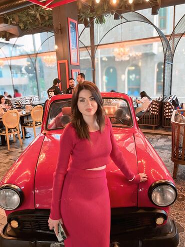 Satış məsləhətçiləri: Madel İş axtariram Mağazada paltar reklami ederem canlı acib Boy 168 — 18