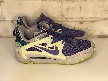 x elite: 🟣⚪ Первая пара (фиолетово-зелёные) Это линейка Nike KD (Kevin Durant) — 8