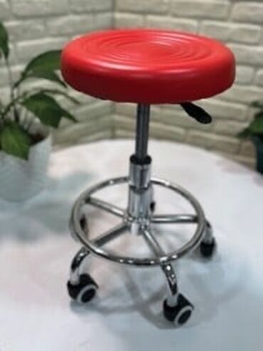 oturacag: Təkərləri olan, hündürlüyü tənzimlənən fırlanan taburet. - Oturacaq