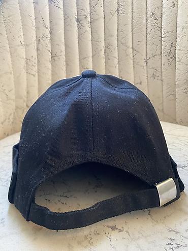 Kişi geyimləri: Qara minimal dizaynlı kasket (beanie-cap üslubu) - Rəng: qara - — 3
