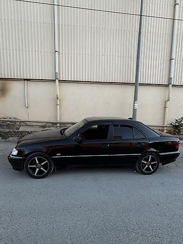 mercedes şəkilləri: Mercedes-Benz C‑Class (W202) sedan – qara rəng. Xüsusiyyətlər: - — 7