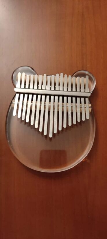 bas gitara: Akrilik korpuslu kalimba (baş barmaqlarla çalınan lamellofon) -