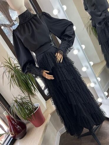 вечернее чёрное платье со шлейфом: Вечернее платье, Пышное, Длинная модель, Атлас, С рукавами, Шлейф, S (EU 36), M (EU 38)