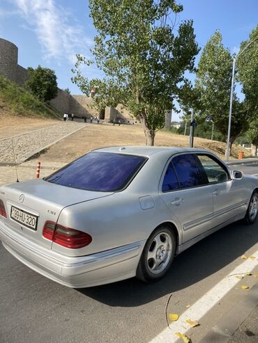 Mercedes-Benz: Mercedes-Benz E-Class W210 CDI sedan - Gümüş (silver) rəng, sedan — 12