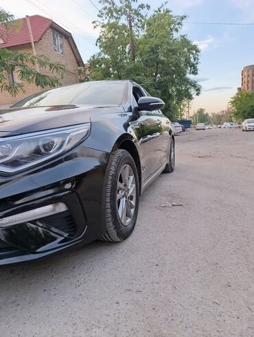 купить авто с кореи бу: Продается элегантный автомобиль Kia Ка 5 черного цвета. Этот седан