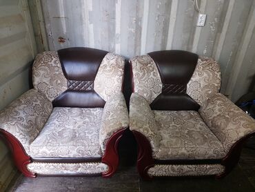 Кресла: 2 кресла продаю, в хорошем состоянии. За 16000 оба