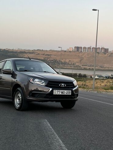 Tünd boz rəngdə Lada Granta sedan avtomobili. Avtomobil gündəlik