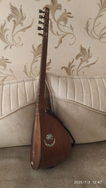 Akkordeonlar: Qoz ağacından hazırlanmış saz. usta sazidir, sinəsi yığılıb, səsi