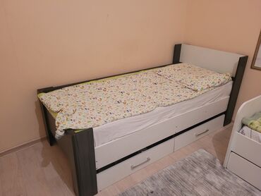 кровать в виде машины для мальчика: Кровать односпальная с выдвижными ящиками для хранения. Кровать имеет