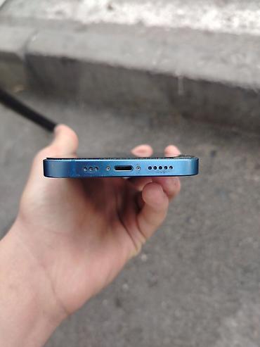 ucuz ve keyfiyyetli telefonlar: Mavi rəngdə smartfon. Korpus düz kənarlı dizayna malikdir və alt — 2