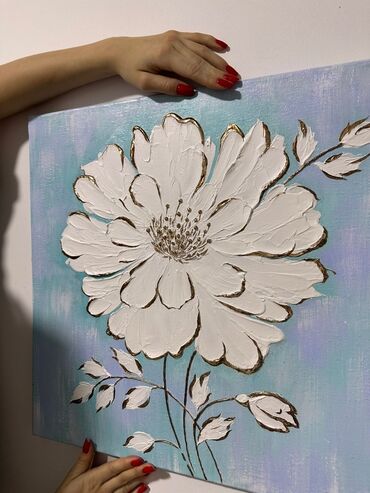 самые известные картины: Интерьерная картина
белый цветок на голубом фоне 
цена 5500