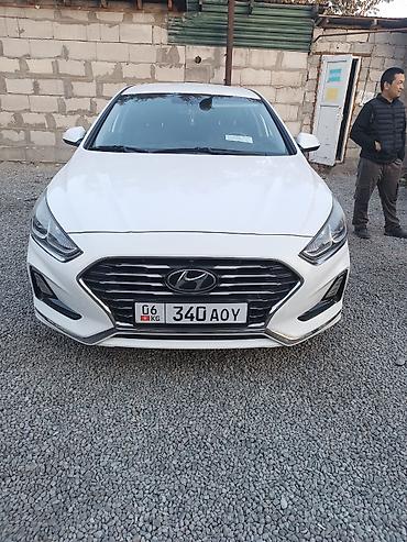 Продажа авто: Белый 4‑дверный седан компакт-класса. Основные особенности: - Кузов — 4